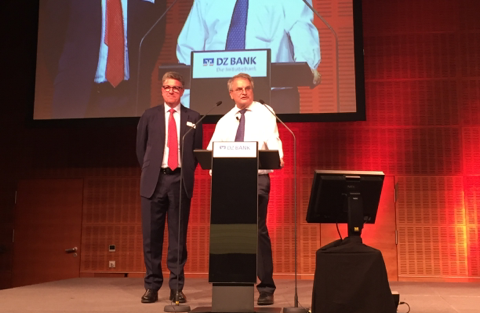 Thomas Ullrich (links), Mitglied des Vorstandes DZ BANK und Prof. Wolfgang König vom e-finance Lab